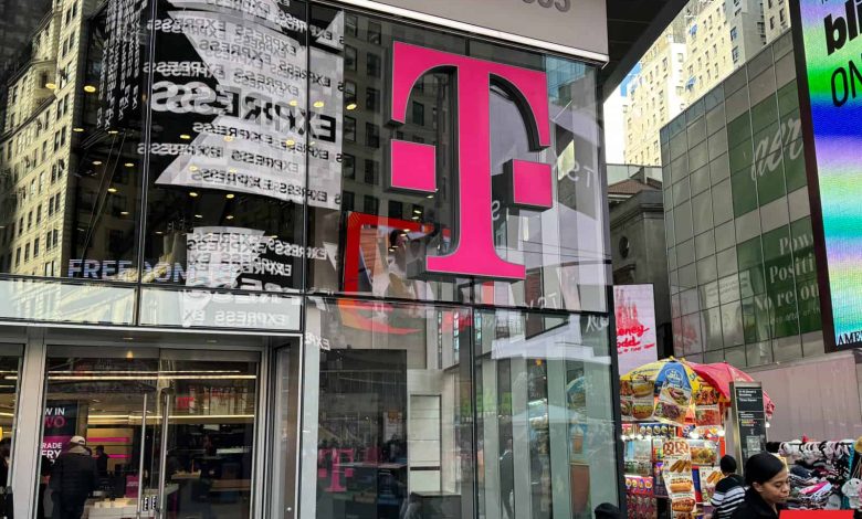 Featured image for T-Mobile probes mysterious texts bribing employees for SIM swaps